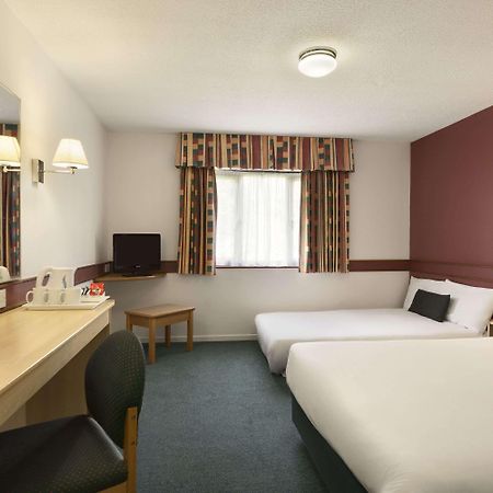 Days Inn Bradford M62 Экстерьер фото