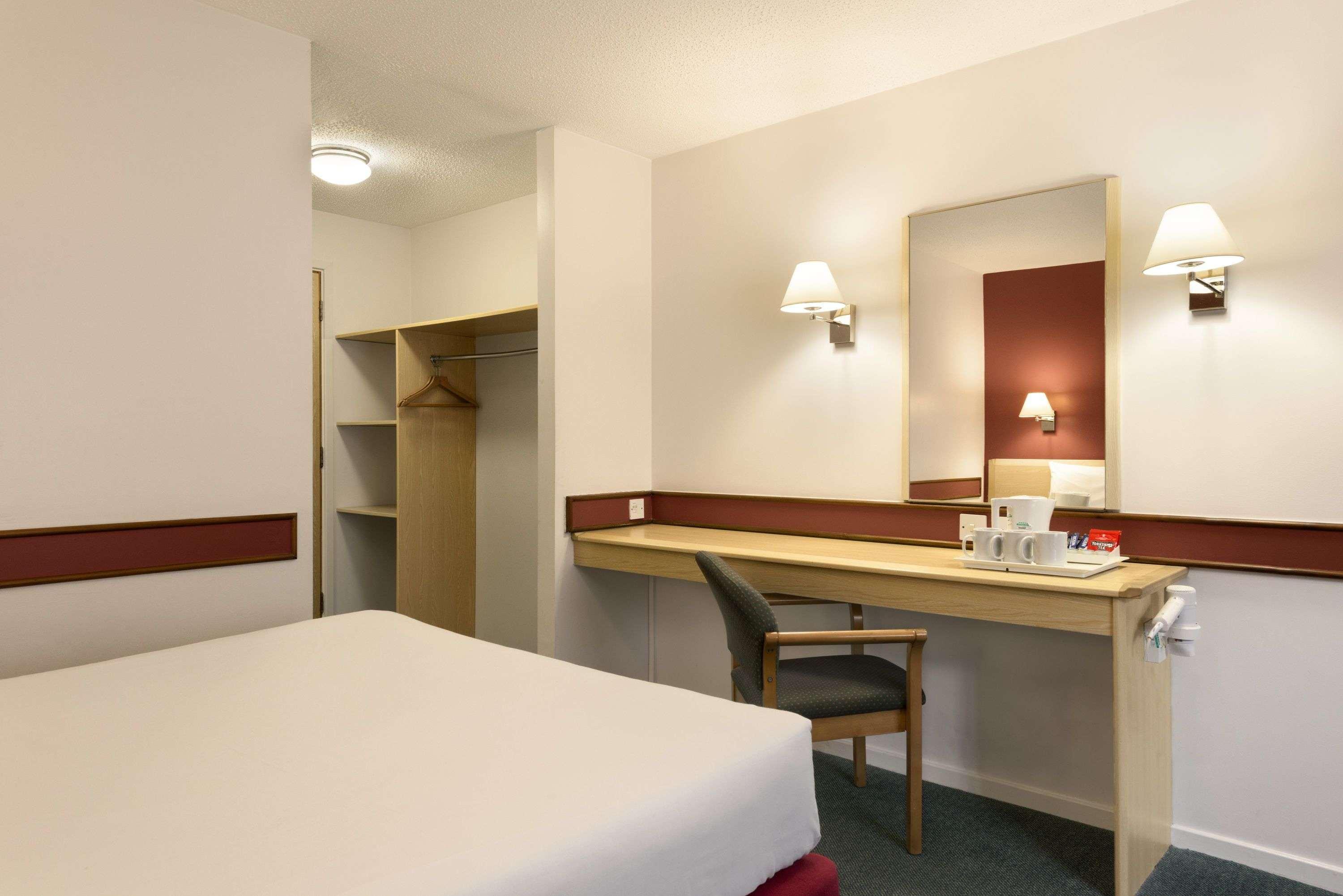 Days Inn Bradford M62 Экстерьер фото