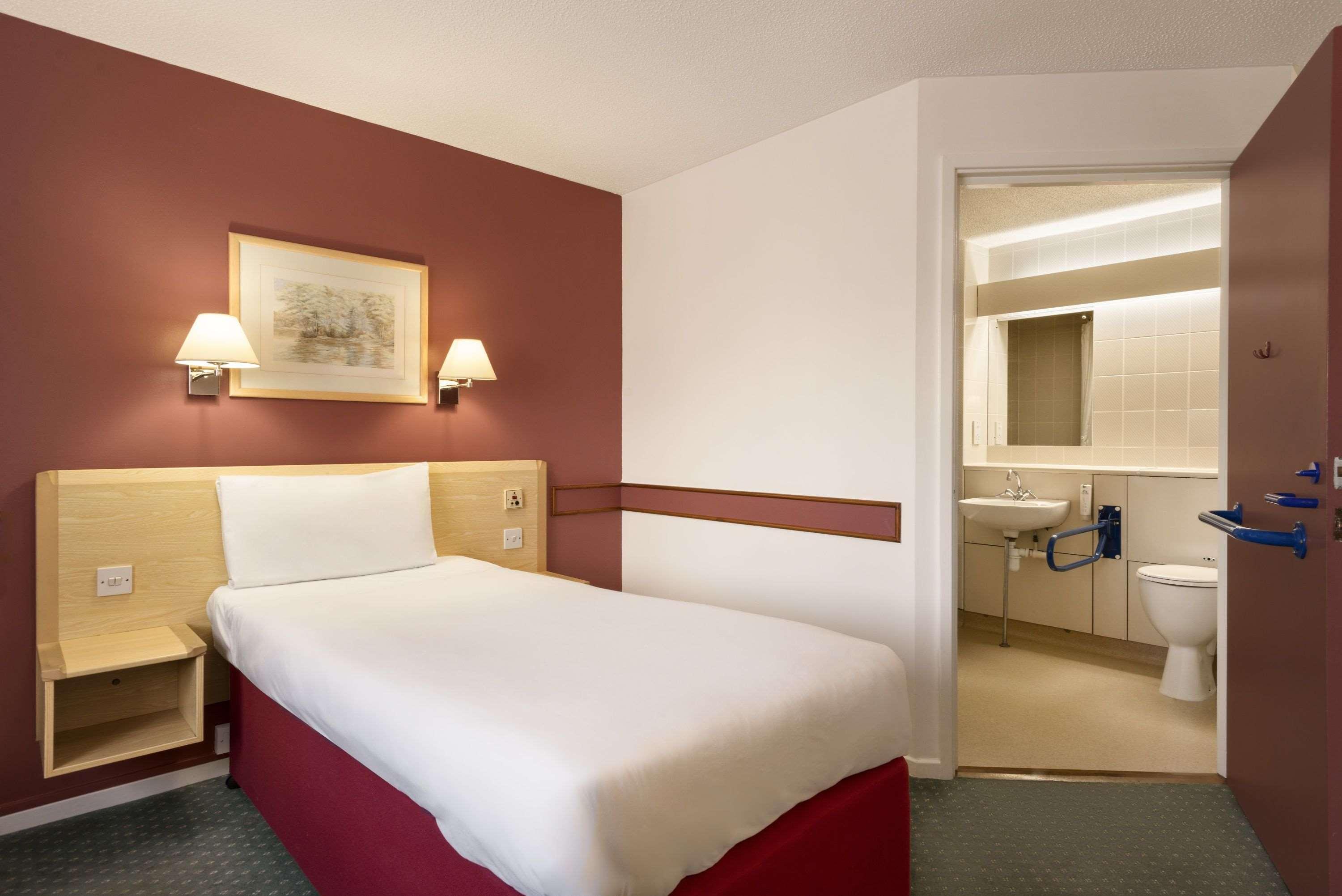 Days Inn Bradford M62 Экстерьер фото