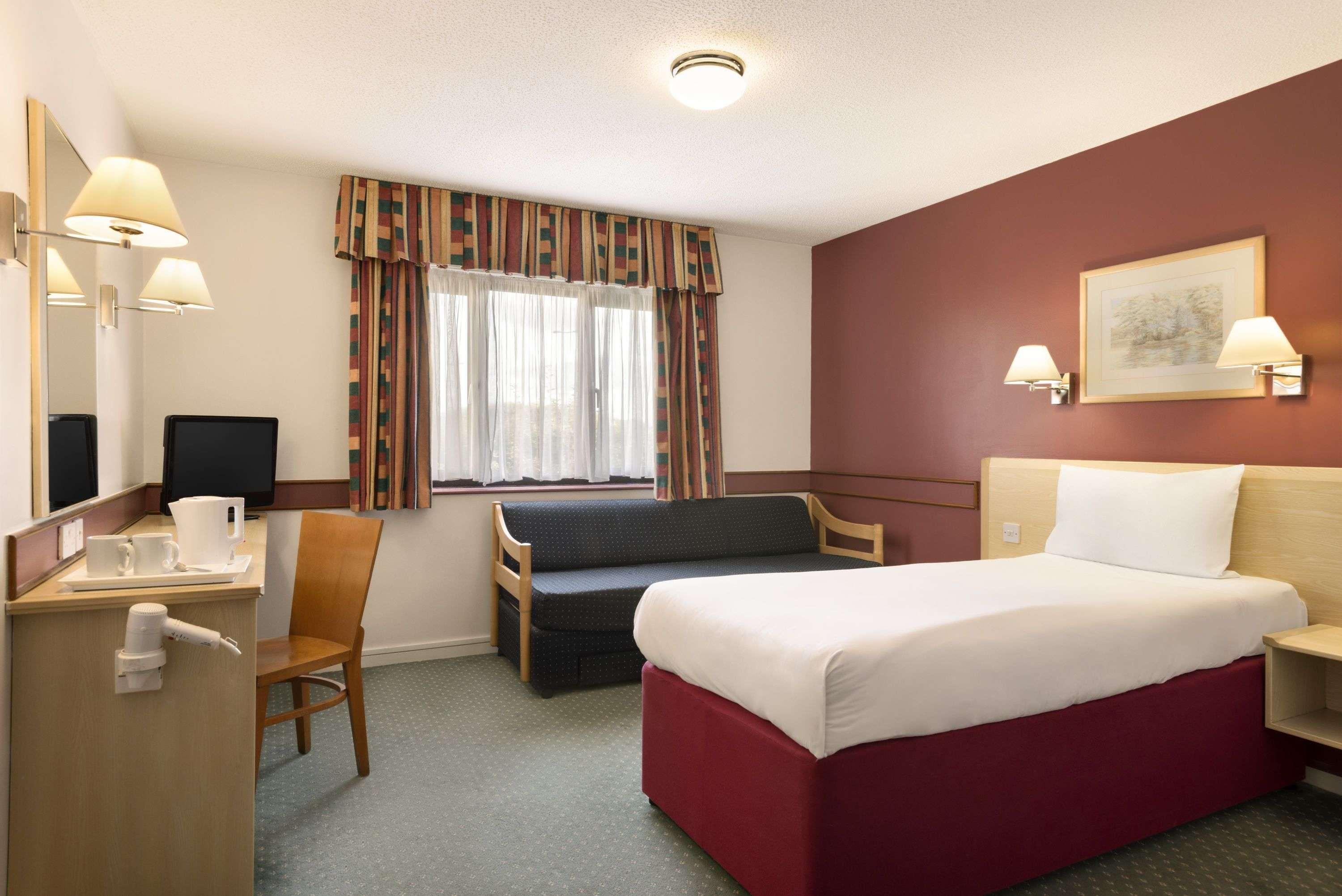 Days Inn Bradford M62 Экстерьер фото