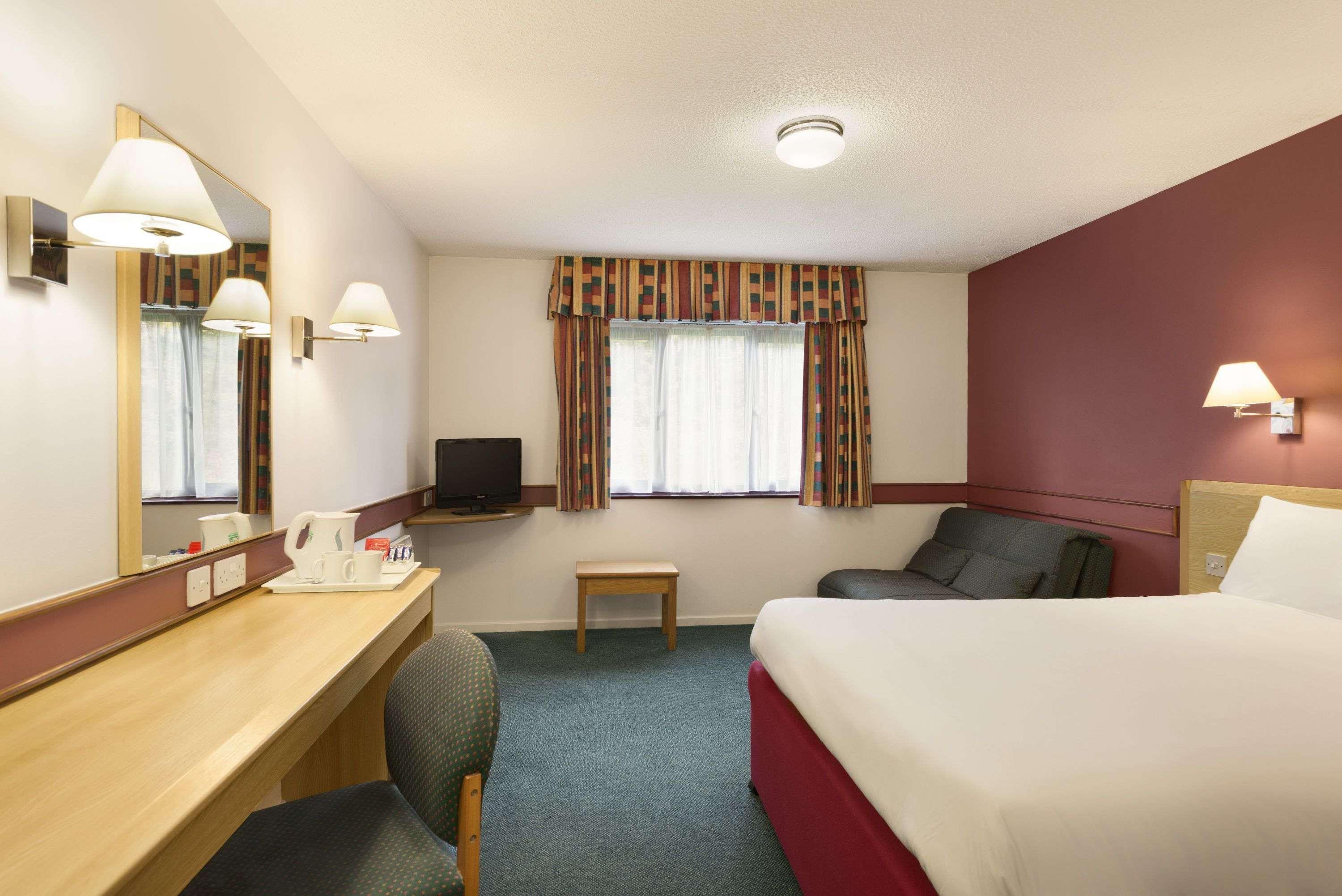 Days Inn Bradford M62 Экстерьер фото