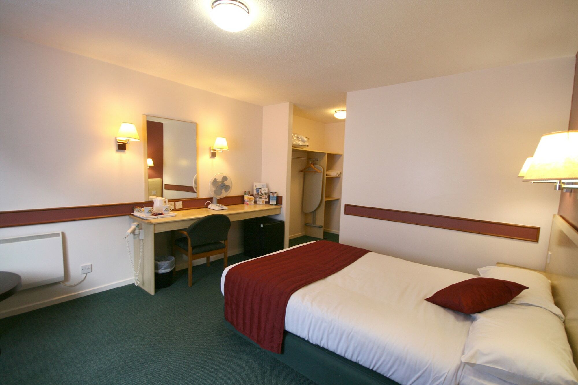 Days Inn Bradford M62 Экстерьер фото